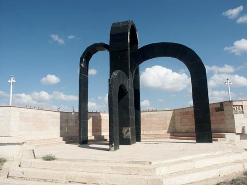 Памятник фонтану нефти