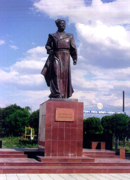 Памятник Б.Момышулы